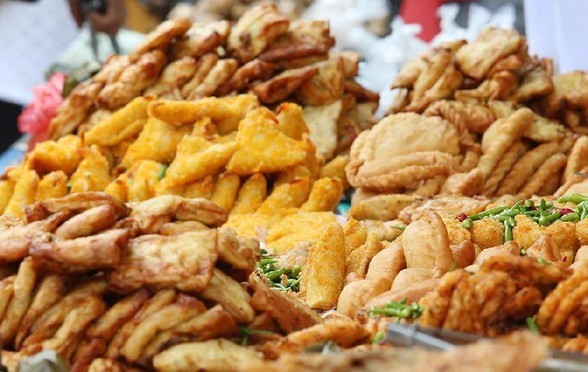 Menjual Jajanan Pasar dan Gorengan 