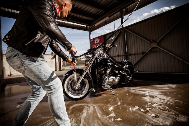 10 Usaha Sampingan yang Menjanjikan dan Banyak Dicari 2025 9 Usaha Cuci Motor